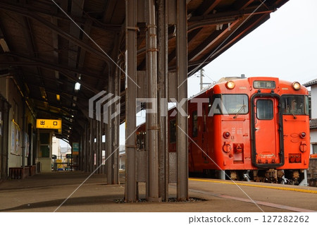 Takaoka bound Kiha 40 stopped at Himi Station on the JR Himi Line 127282262