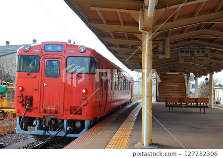 從富山縣高岡市冰見線伏木站眺望 127282306