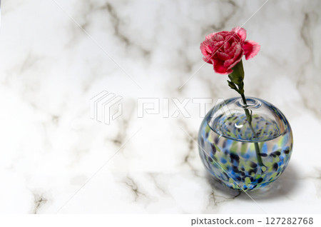 Horizontal layout, right arrangement, cool-colored spherical carnation vase 127282768