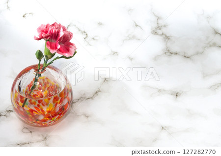 橫向佈局，左側為暖色球形康乃馨花瓶 127282770