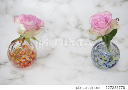 一個圓形花瓶,左右兩邊分別插著暖色和冷色的玫瑰 一個圓形花瓶,左右兩邊分別插著暖色和冷色的玫瑰 127282778