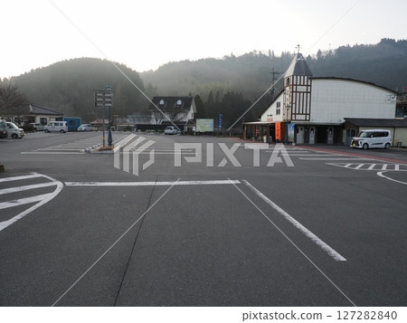 A quiet morning at the Nagayu Onsen roadside station parking lot in Nagayu, Naoiri-cho, Taketa City, Oita Prefecture 127282840