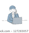 一名員工一邊打電話一邊使用電腦的插圖 127283057