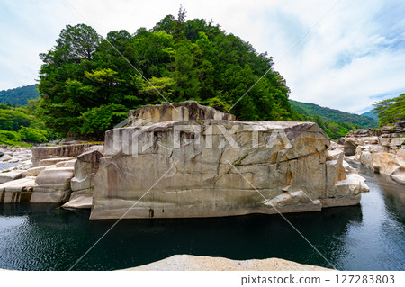 Scenery of Nezame-no-Toko in Nagano Prefecture 127283803