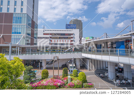 千葉縣船橋站南口風景(東武百貨和站前花壇) 千葉縣船橋站南口風景(東武百貨和站前花壇) 127284005