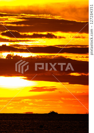 beautiful sunset on the sea 127284351