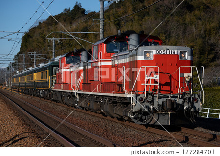 [JR West Tokaido Line] DD51 type + 14 series passenger car 127284701