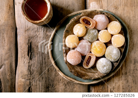Traditional Japanese Mochi Sweets with Tea 127285026