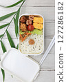 美味的便當盒，內含炸雞、玉子燒等美食 127286182