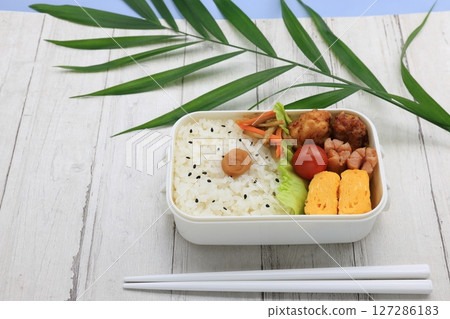 美味的便當盒，內含炸雞、玉子燒等美食 127286183