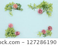 淺藍色背景上的古董乾燥花 127286190