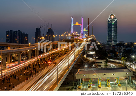 Thotsamarachan Bridge (Rama IX Bridge) crossing Chao phraya river. Beautiful city of Bangkok during sunset time. 127286340