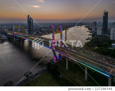 Thotsamarachan Bridge (Rama IX Bridge) crossing Chao phraya river. Beautiful city of Bangkok during sunset time. 127286348