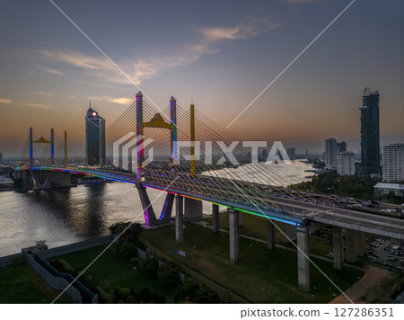 Thotsamarachan Bridge (Rama IX Bridge) crossing Chao phraya river. Beautiful city of Bangkok during sunset time. 127286351