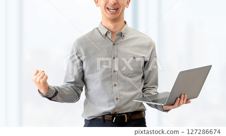 微笑的男性商人做拳頭泵 微笑的男性商人做拳頭泵 127286674