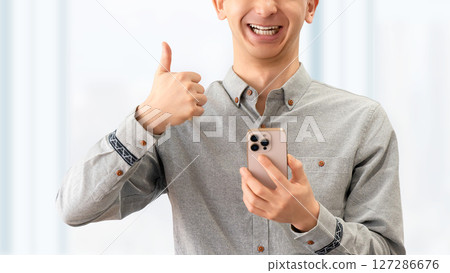 擁有智慧型手機真好！一名男子擺姿勢 127286676