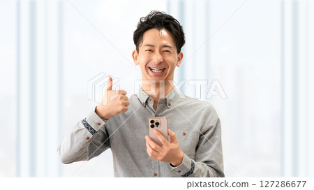 擁有智慧型手機真好！一名男子擺姿勢 127286677