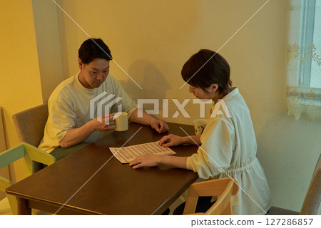 一對夫婦在一個房間裡說話 127286857