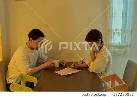 一對夫婦在一個房間裡說話 127286858