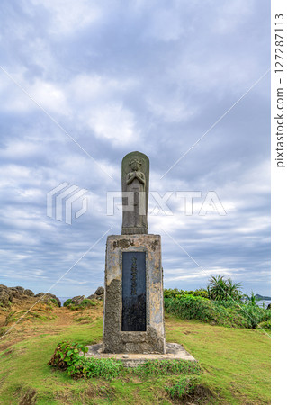 石垣島寧靜的海角上空，雨季的天空，岡上崎的觀音像俯瞰著它 127287113