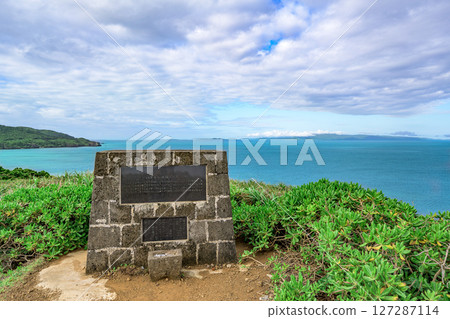 梅雨季節，從石垣島岡神崎眺望紀念碑與地平線 127287114