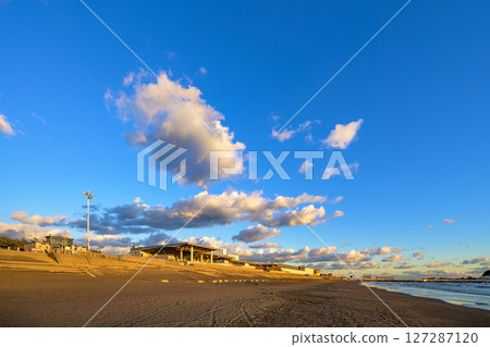 Beautiful sandy beach of Katase Nishihama illuminated by the winter sunset 127287120