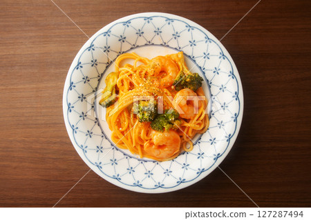 Shrimp and broccoli spaghetti with tomato cream sauce Shrimp and broccoli spaghetti with tomato cream sauce 127287494