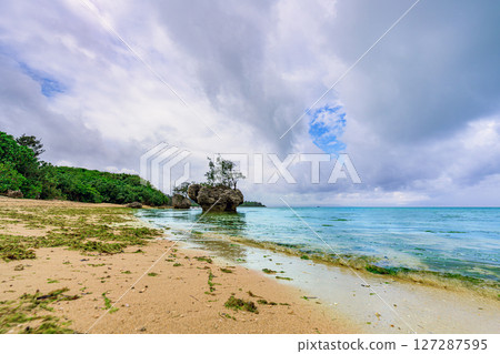 石垣島美麗的海面上漂浮著令人印象深刻的岩層 127287595