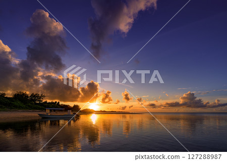 Ishigaki Island's evening scenery, colored by fantastic clouds and the sun 127288987