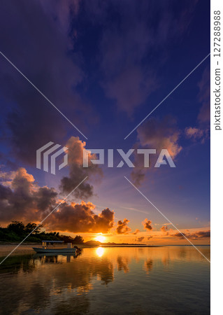 Ishigaki Island's evening scenery, colored by fantastic clouds and the sun Ishigaki Island's evening scenery, colored by fantastic clouds and the sun 127288988