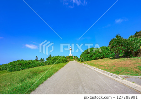 通往石垣島岡崎燈塔的道路在藍天映襯下閃閃發光 通往石垣島岡崎燈塔的道路在藍天映襯下閃閃發光 127288991