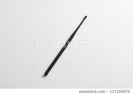 白色背景上放置的簡單黑色耳勺 127289070