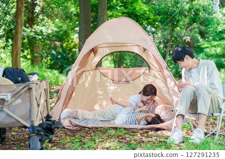 家庭享受戶外露營的樂趣 127291235