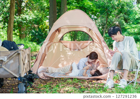 家庭享受戶外露營的樂趣 127291236