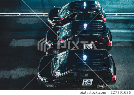 夜晚在八王子站（北口）等候乘客的計程車 127291626