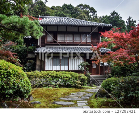一棟日本房屋,擁有美麗的秋季花園,秋天的落葉 一棟日本房屋,擁有美麗的秋季花園,秋天的落葉 127292421