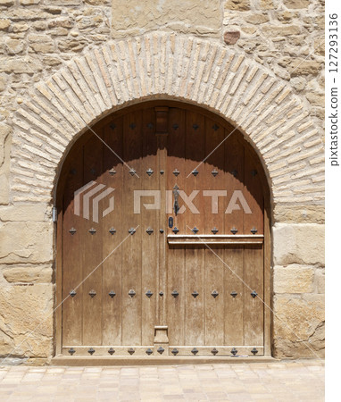 Old wooden gate of an historic building 127293136