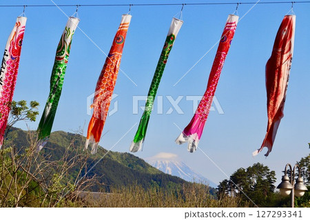 鯉魚旗和戴著雲帽的富士山・1 鯉魚旗和戴著雲帽的富士山・1 127293341