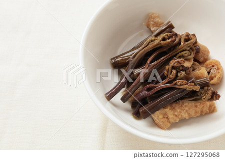 水煮芥末和油炸食品 水煮芥末和油炸食品 127295068