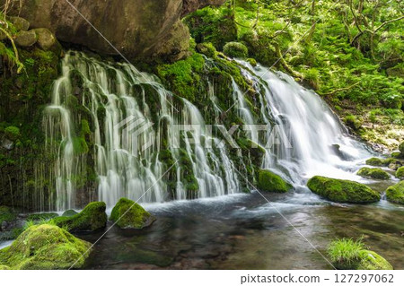初夏秋田縣尼卡保市的元崎伏ry龍和元崎河流量 127297062