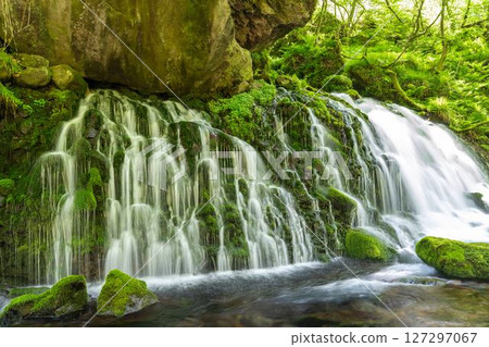 The flow of Mototaki Fushiryo and Mototaki River in early summer Nikaho City, Akita Prefecture The flow of Mototaki Fushiryo and Mototaki River in early summer Nikaho City, Akita Prefecture 127297067