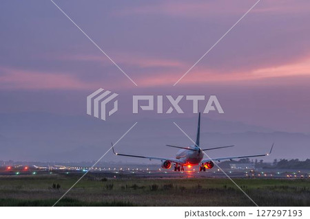 黃昏時分的仙台機場，飛機起飛，宮城縣名取市 127297193