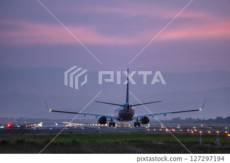 黃昏時分的仙台機場,飛機起飛,宮城縣名取市 黃昏時分的仙台機場,飛機起飛,宮城縣名取市 127297194