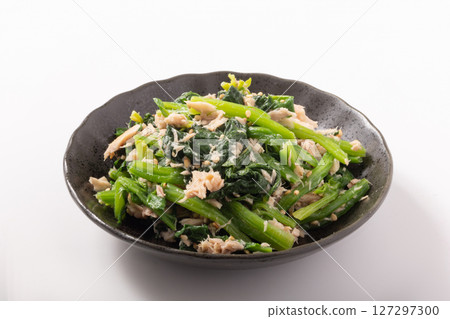 Spinach and tuna salad 127297300