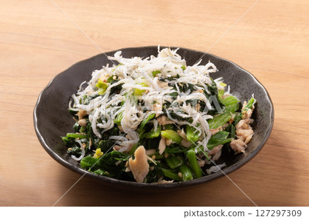 Boiled whitebait, spinach and tuna Boiled whitebait, spinach and tuna 127297309