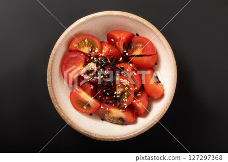 Cherry tomatoes with salted kelp Cherry tomatoes with salted kelp 127297368