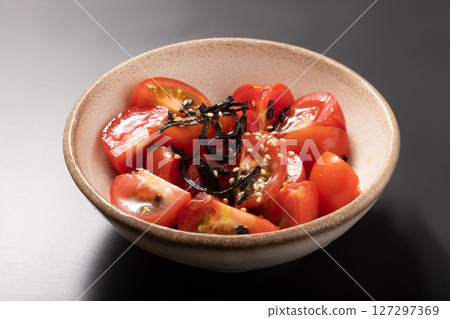 Cherry tomatoes with salted kelp Cherry tomatoes with salted kelp 127297369