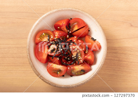 Cherry tomatoes with salted kelp Cherry tomatoes with salted kelp 127297370