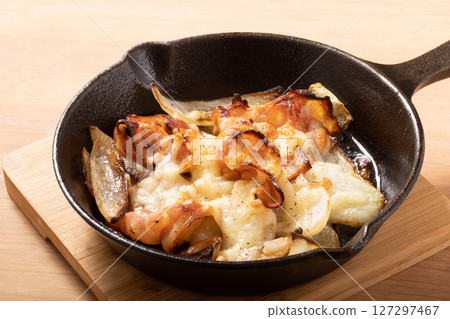 Grilled New Onion with Cheese 127297467