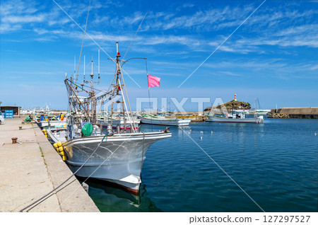 【青森縣深浦町 風瀨漁港】燈塔旁的僻靜漁港風景 127297527